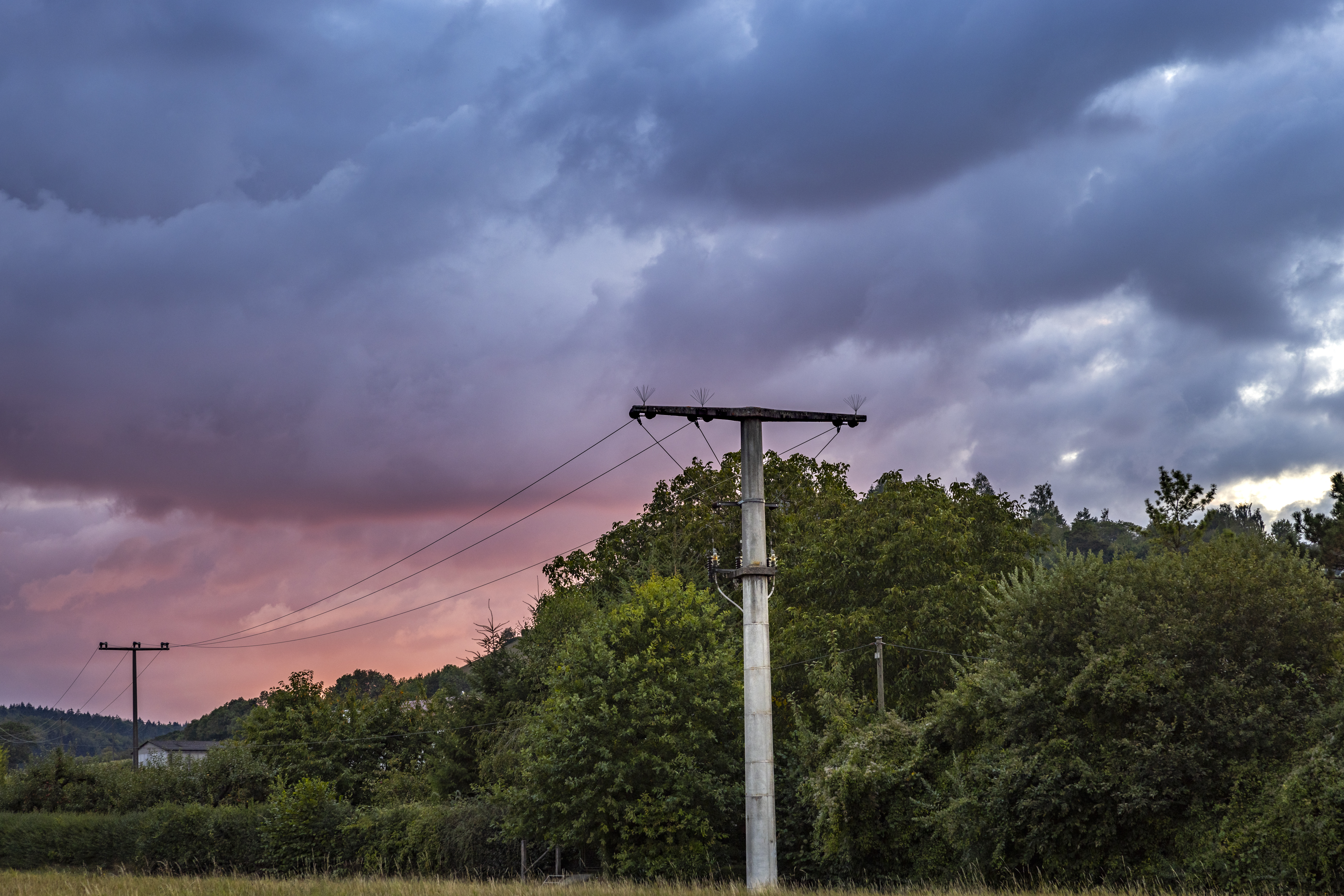 Strommasten im Sonnenaufgang 