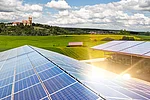 PV-Anlage auf Dach vor Schönenberg