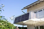 Steckerfreie PV-Anlage an einem Balkon