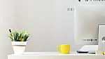Tisch mit Arbeitsmaterial und einem PC