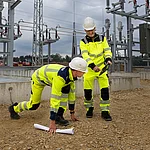 Zwei Mitarbeiter vor dem UW Neunstadt 