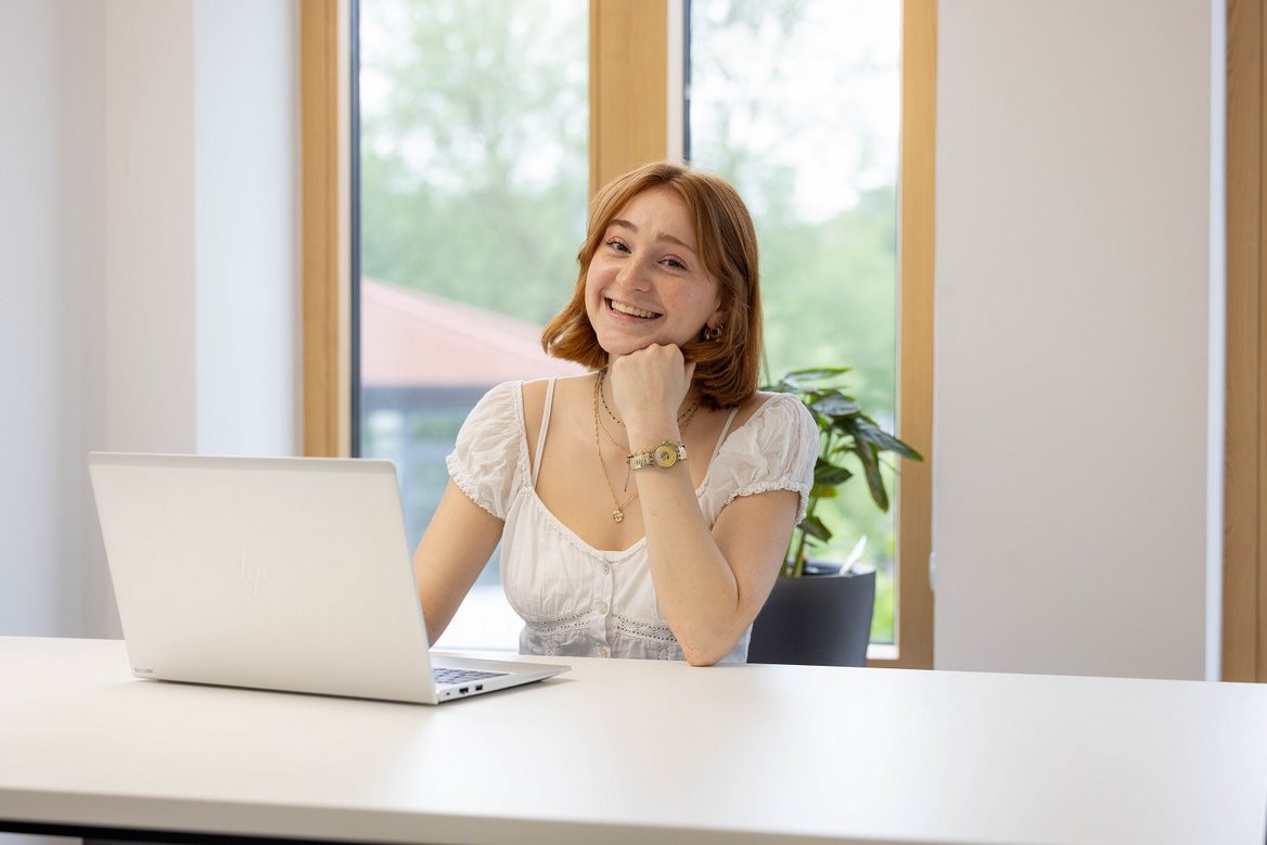 Studentin am Laptop