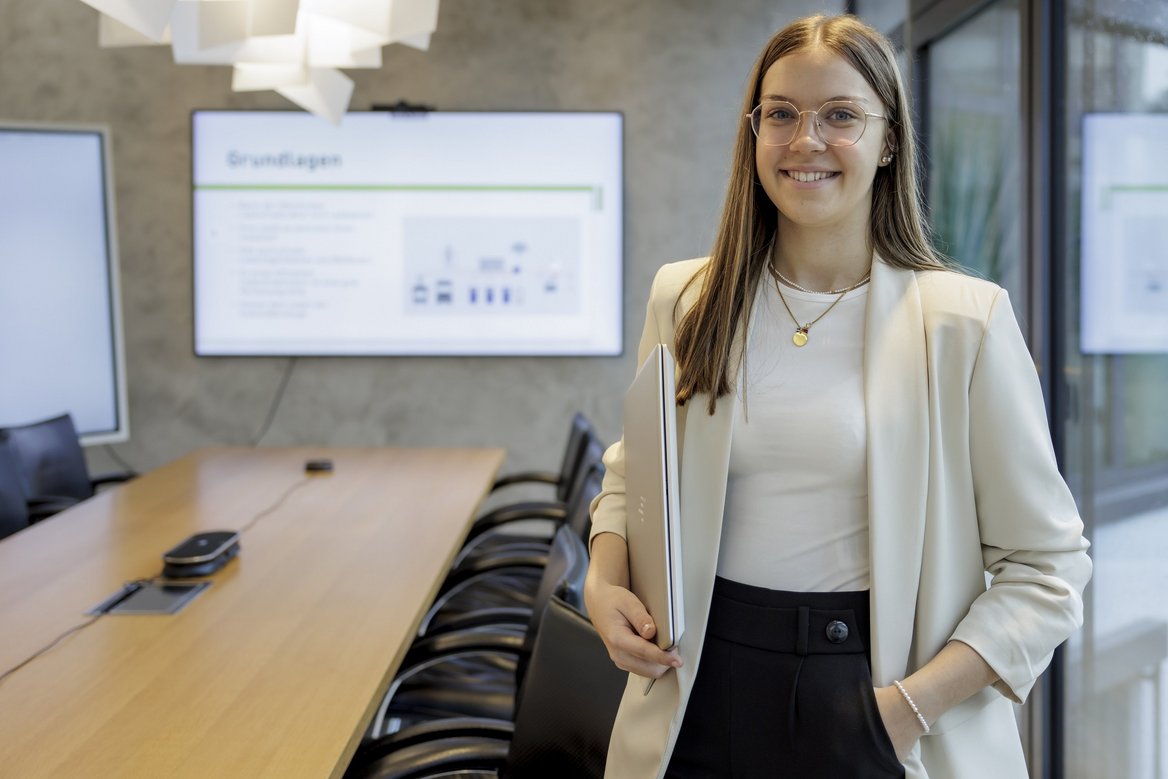 Auszubildende bei Besprechung Auszubildende bei Besprechung