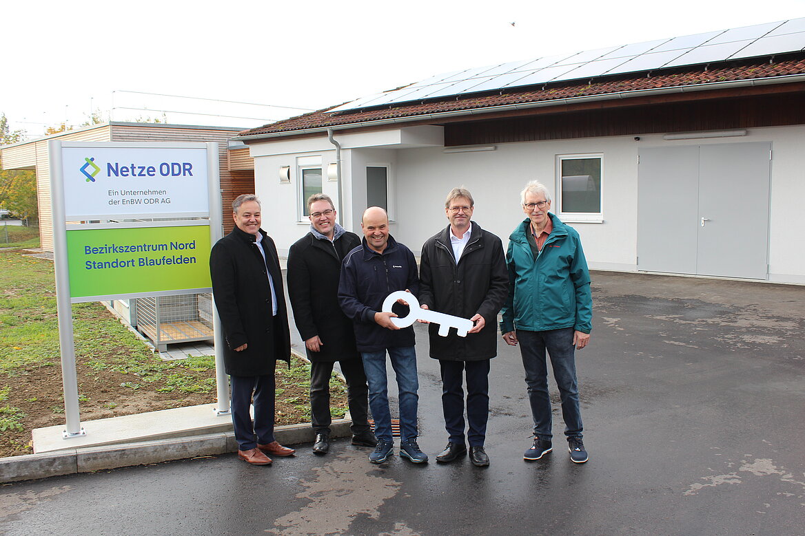 Sebastian Maier, Aufsichtsratsvorsitzender Netze ODR, Michael S. Dieterich, Bürgermeister in Blaufelden, Stefan Reimer, Teamleiter Netze ODR in Blaufelden, Franz Stölzle, Geschäftsführer Netze ODR, Architekt Klaus Pries (v. l. n. r.)