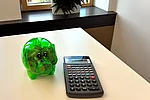 Sparschwein und Taschenrechner