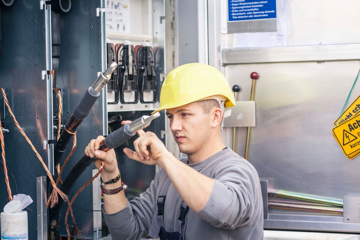 Mitarbeiter arbeitet an einer Trafostation