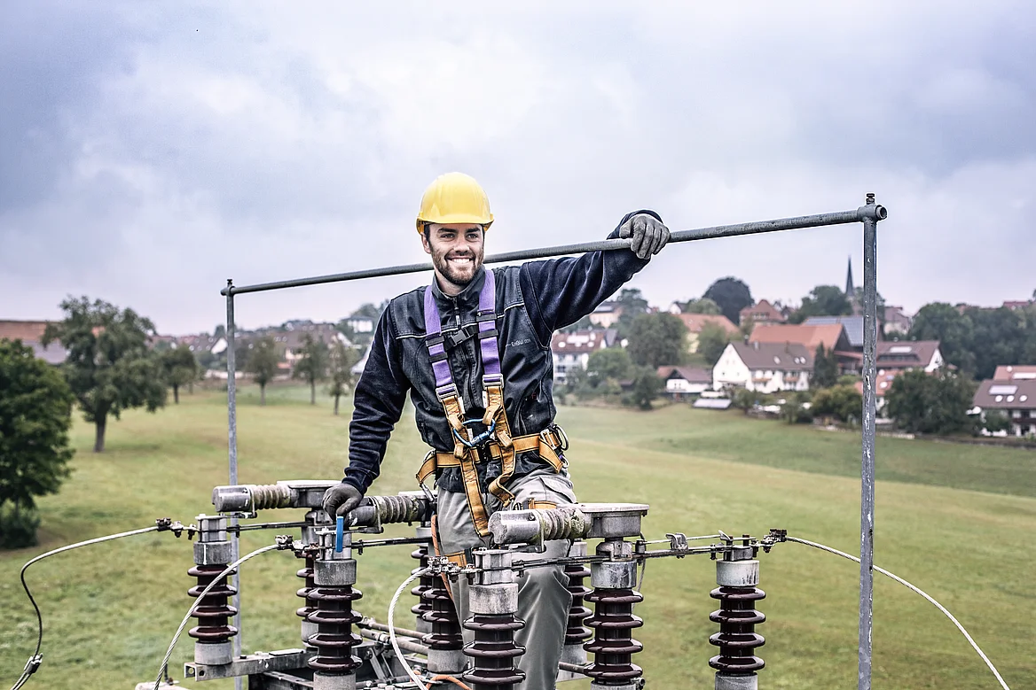 Mitarbeiter auf Strommasten