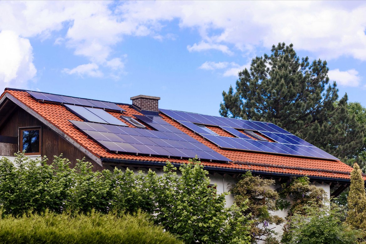 Einfamilienhaus mit PV-Anlage auf dem Dach Einfamilienhaus mit PV-Anlage auf dem Dach
