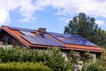 Einfamilienhaus mit PV-Anlage auf dem Dach