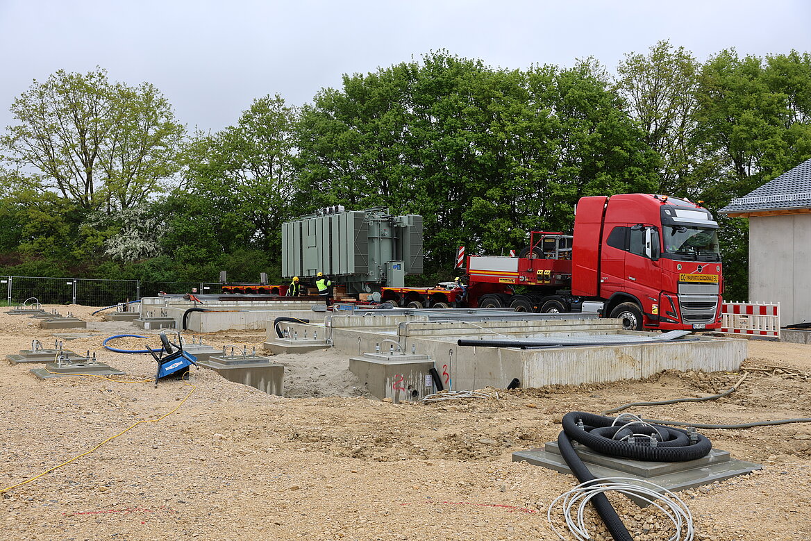 Trafo wird im Umspannwerk Ellwangen-Neustadt angeliefert