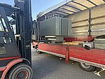 Trafo wird mit einem Gabelstapler auf einen LKW geladen