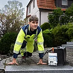 Mitarbeiter mit einem iMsys vor einem Privathaus 